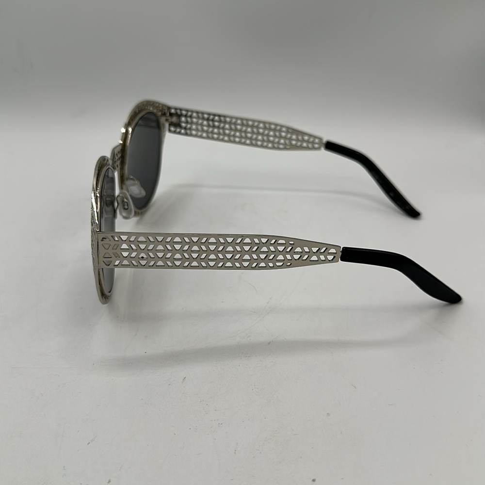Silver laser cut steampunk sunglasses with gray lenses - Picture 3 of 4